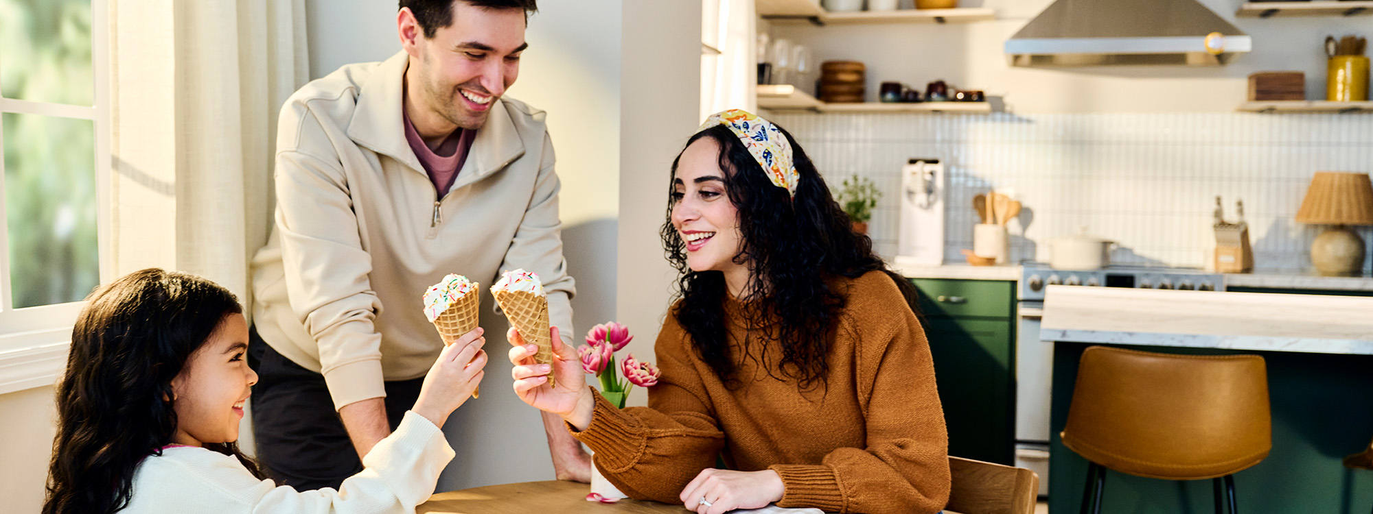 ice200_lifestyle9_enjoying_treats_2000x750